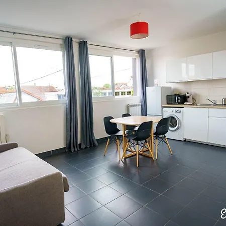 Parking Rue Gratuit - 20 Pour Cent Sur Escale-Marne,Fr - De 1 A 10 Personnes - Vue Panoramique, Lave Linge, 10Mn Metro 8, Rer A - Garde A Bagage Gratuite 24-7 - 2Eme Etage Appartement Maisons-Alfort Kamer foto