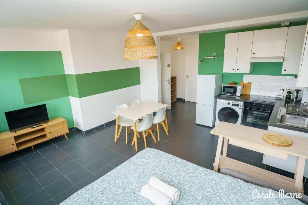Apartment Escale-marne Fr - 202 - Free Parking - Free Luggage Storage - Equipped - Linen Included - Washing Machine - 10mn Walk Metro 8 - Rer A - Panoramic View - From 1 To 14 Guests *
